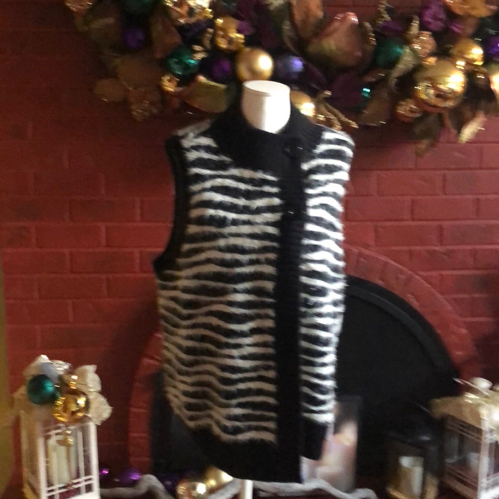 Chico’s black and white vest sz 3 /large